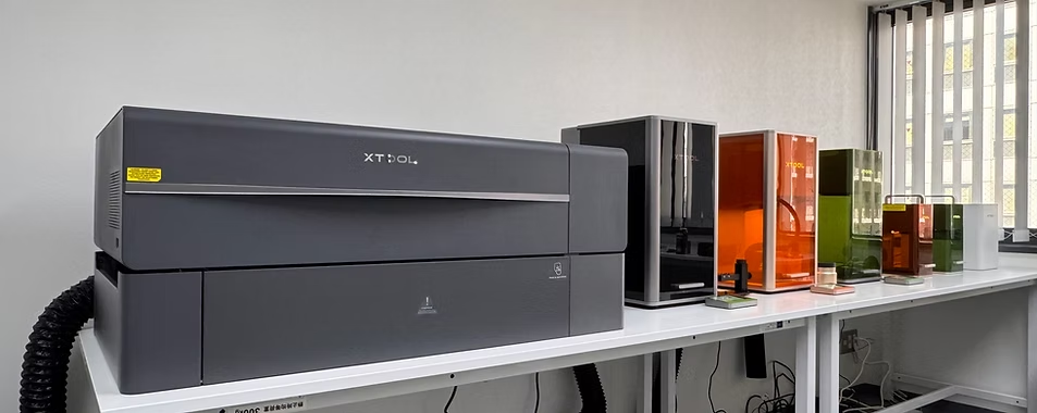 実機見学スペースに並ぶレーザー加工機