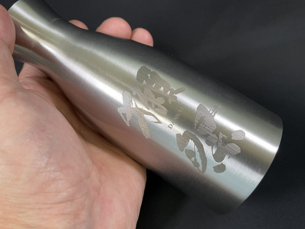 ステンレス製の酒器にレーザーマーキング