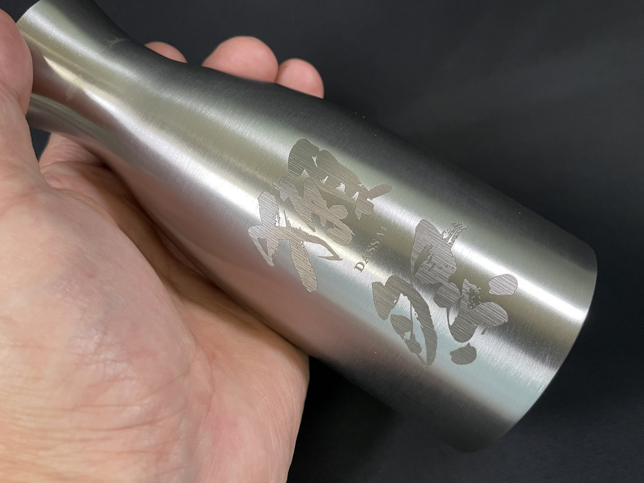 ステンレス製の酒器にレーザーマーキング