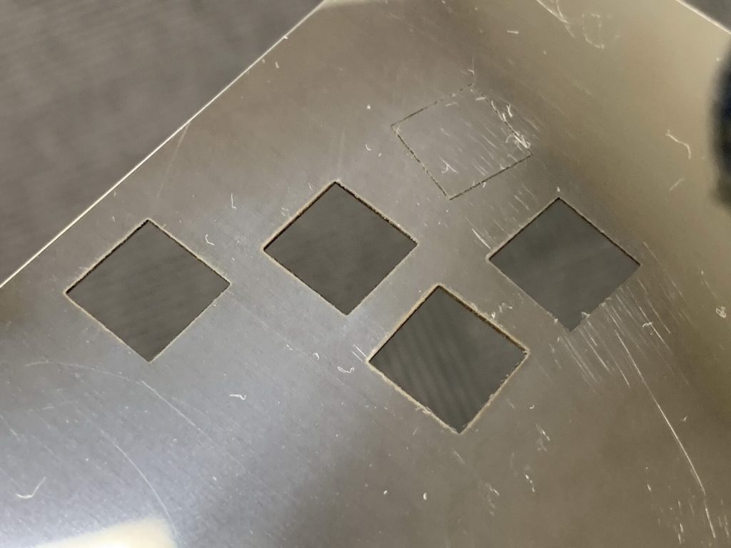 レーザーマーカーでステンレスの薄板（0.3mm）を切断