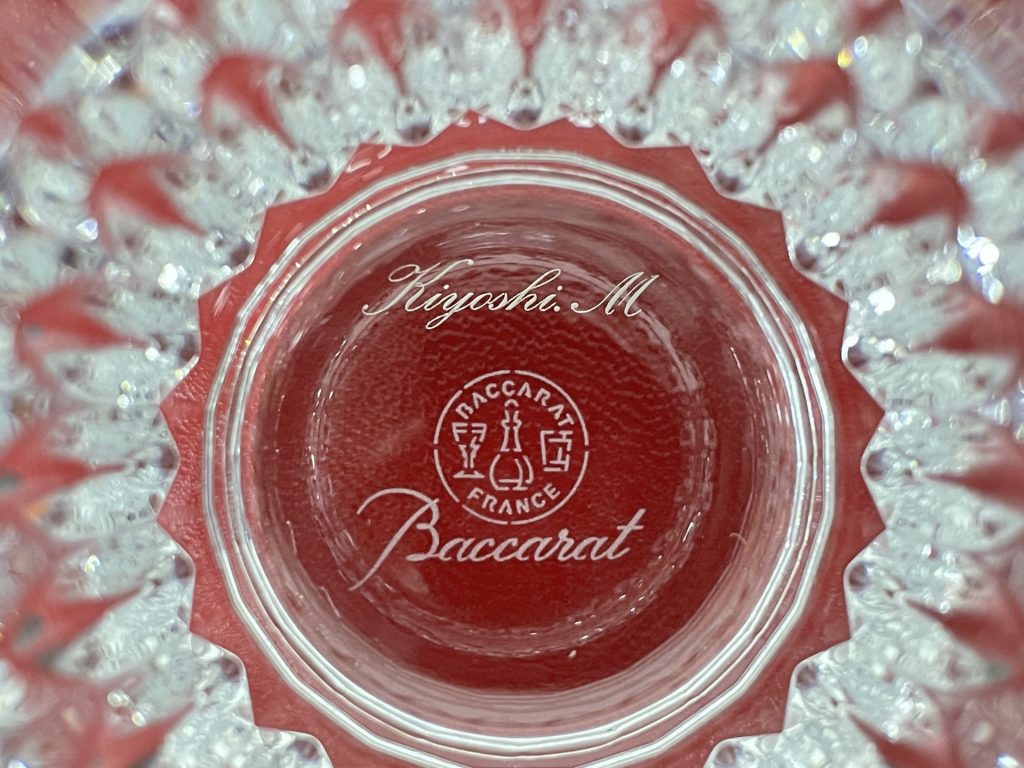 UVレーザーでバカラ（Baccarat）のグラスにレーザーマーキング