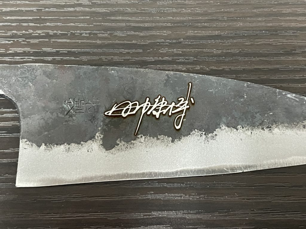 ファイバーレーザーで鋼（ハガネ）の包丁にレーザー刻印
