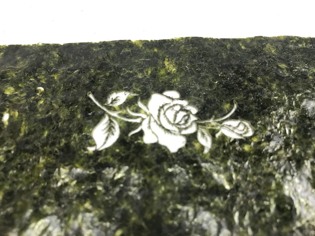 レーザーカッターで海苔をデザインカット