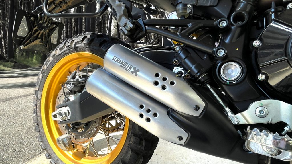 バイク部品（マフラー）にブランドロゴをレーザー刻印