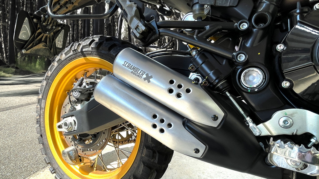 バイク部品(マフラー)にブランドロゴをレーザー刻印