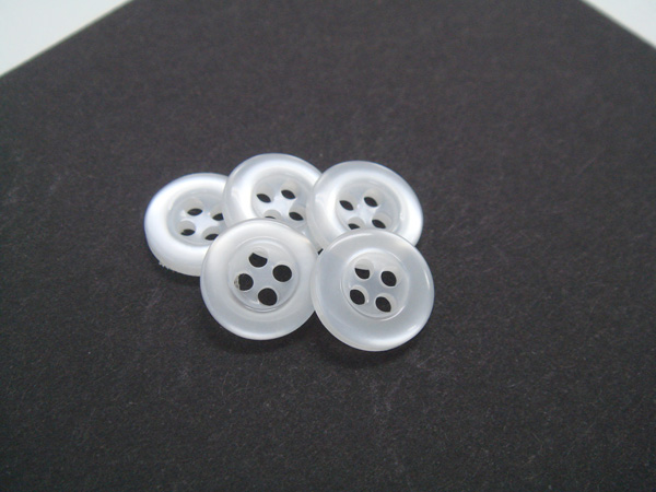 ボタン(釦)にレーザー刻印