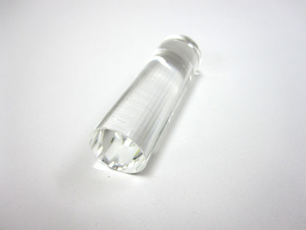 クリスタルガラス製の印材（印鑑）にレーザー彫刻