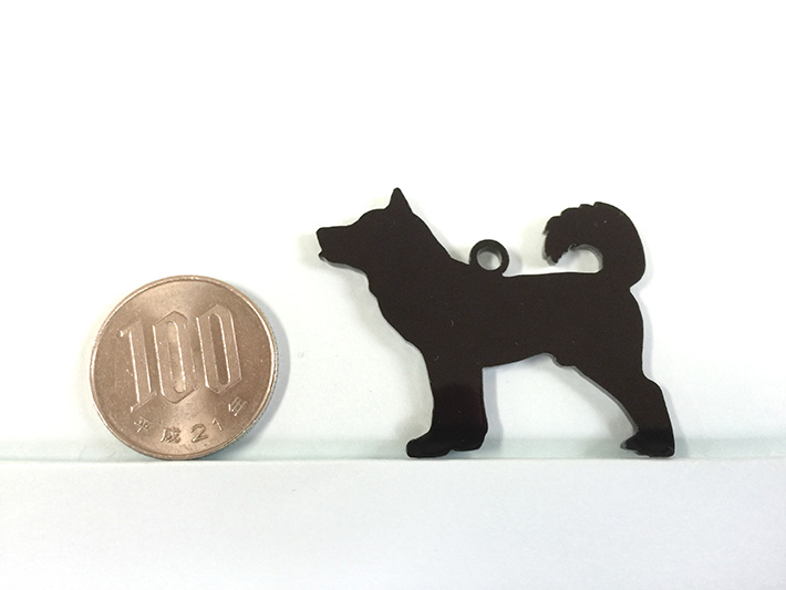 レーザーカットによる犬のシルエットの切り出し